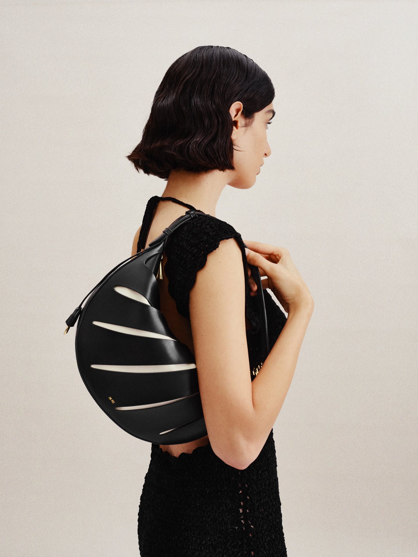 Bolso Isabella- Cuero Vegano con Detalles Dorados y Diseño en Negro y Blanco