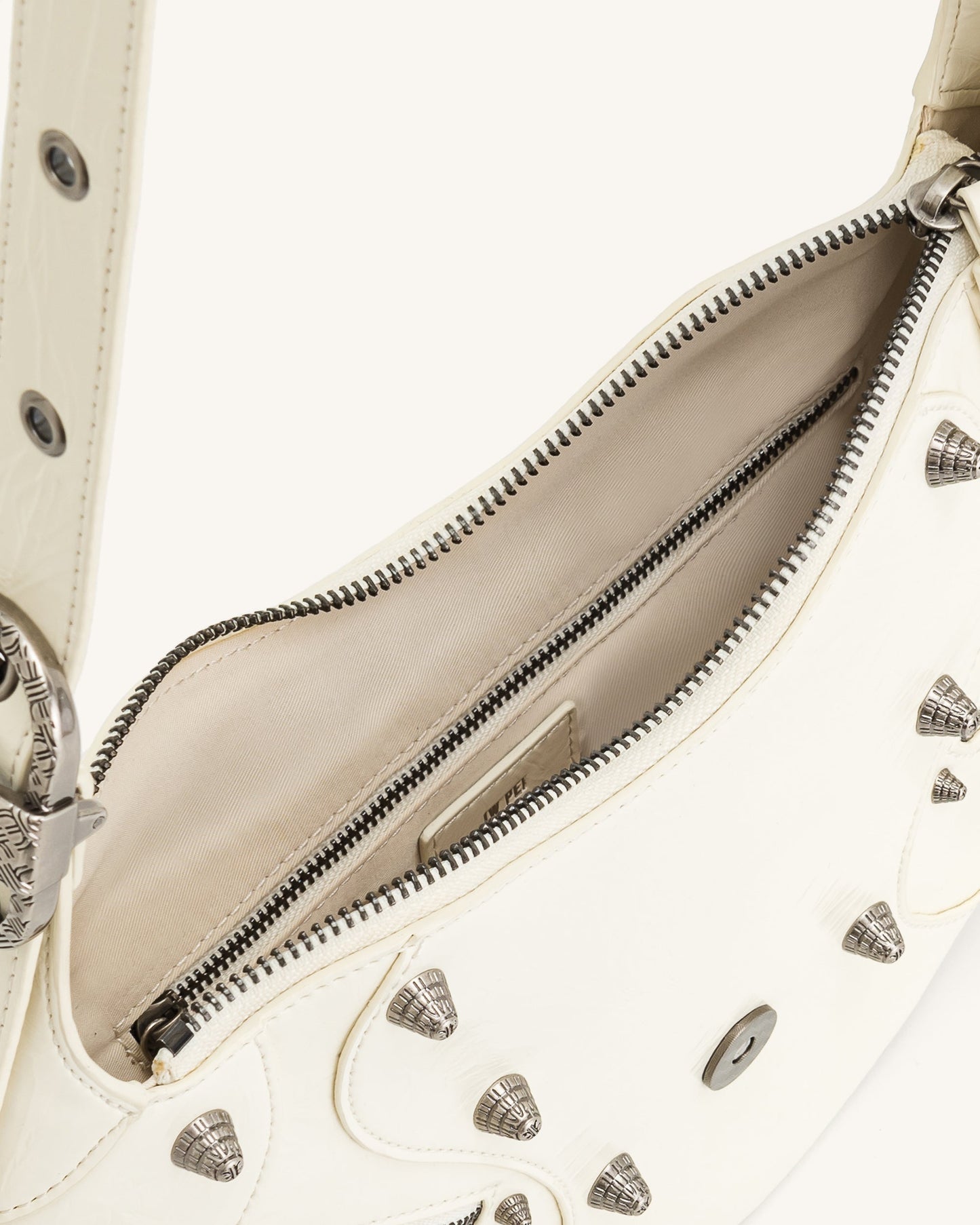 Bolso Valentina Cuero Vegano con Detalles Plateados y Correa Ajustable