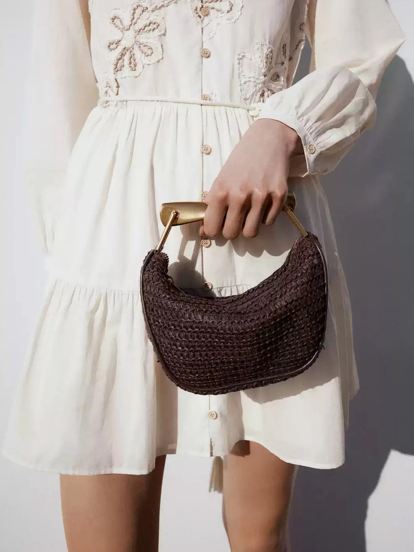 Mini Bolso Trenzado con Asa Metálica – Sofisticación compacta para cada ocasión