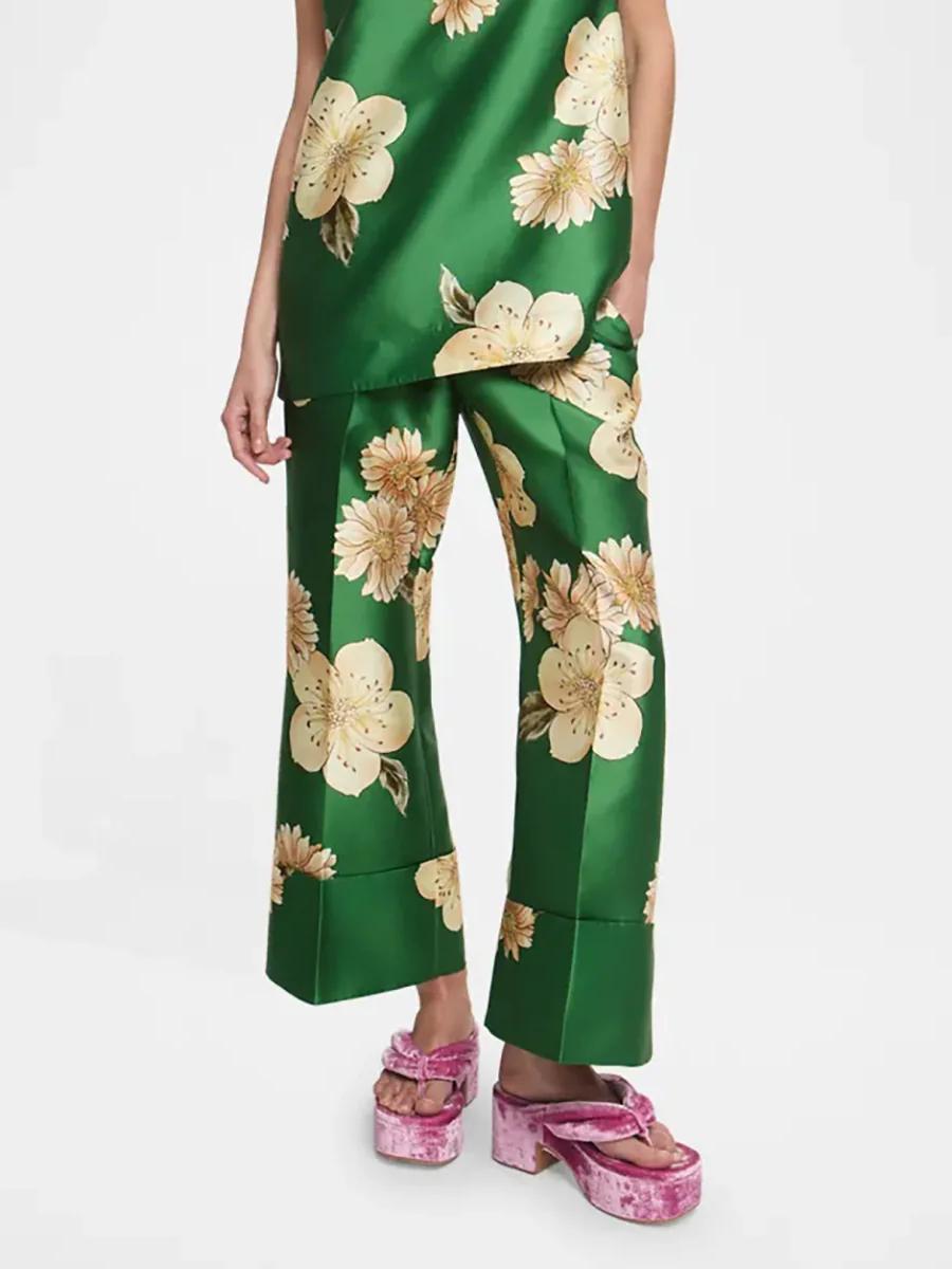 Blusa sin mangas + pantalón estampado en clave gráfica natural