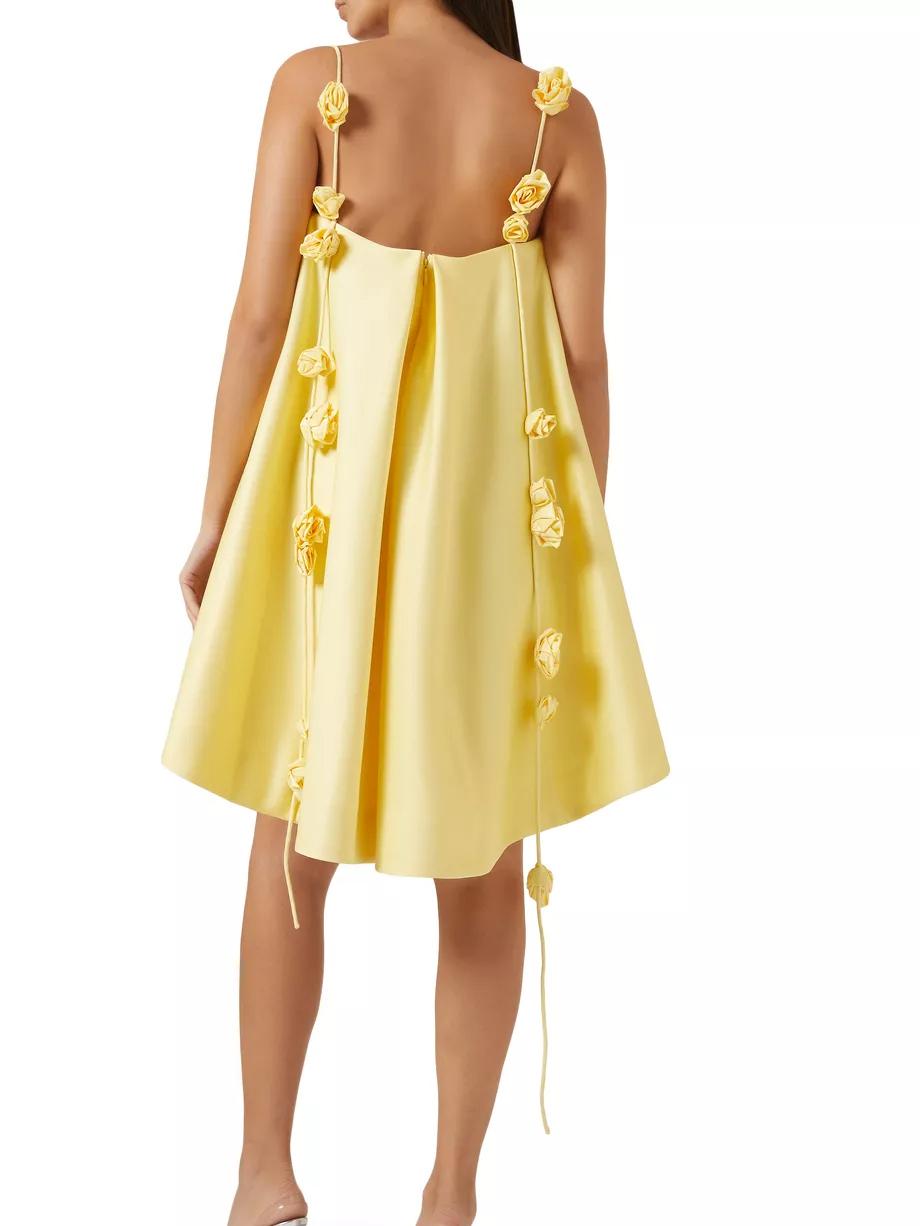 Vestido mini high-low con escote recto y tirantes 3D trail