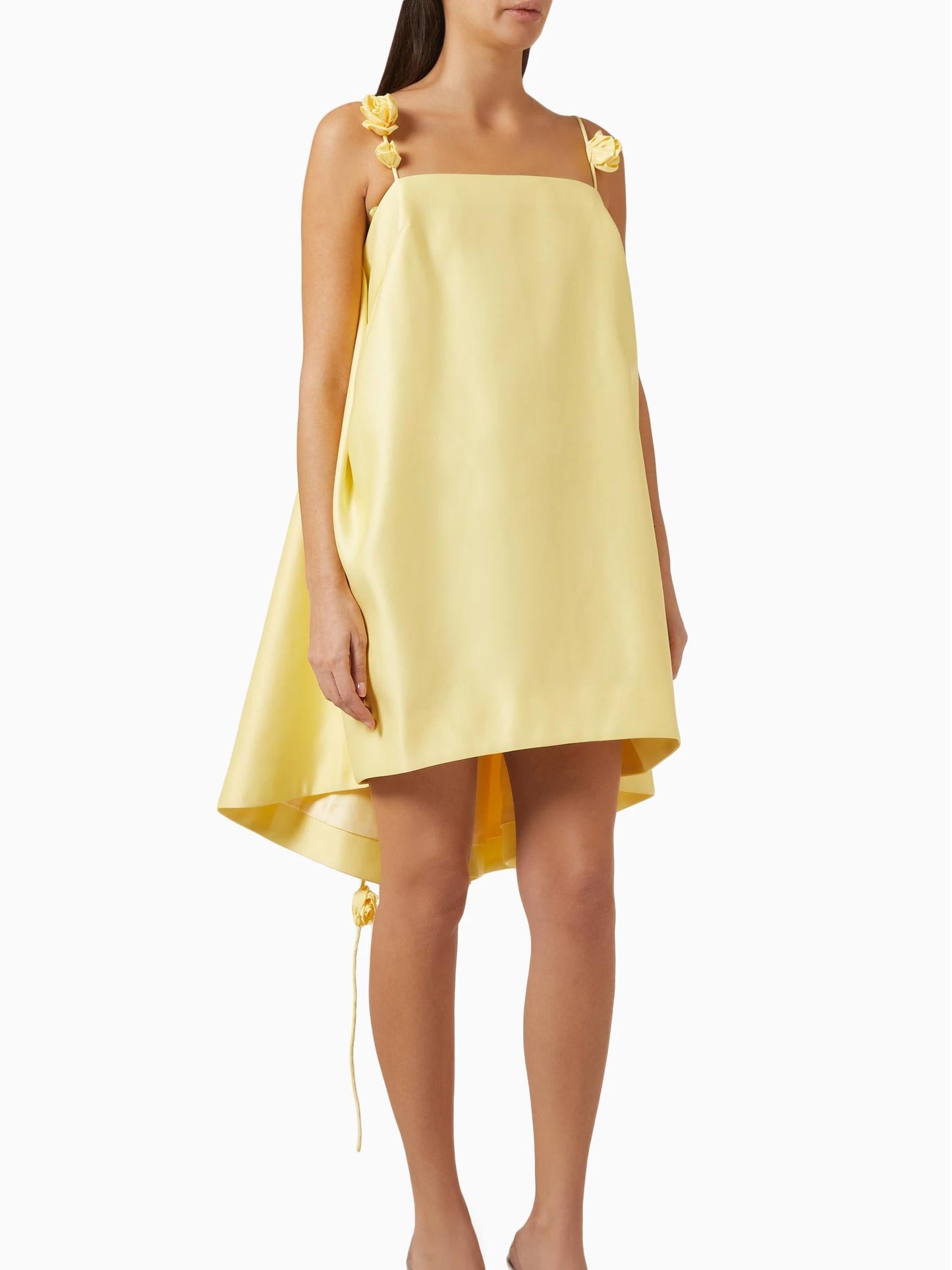 Vestido mini high-low con escote recto y tirantes 3D trail