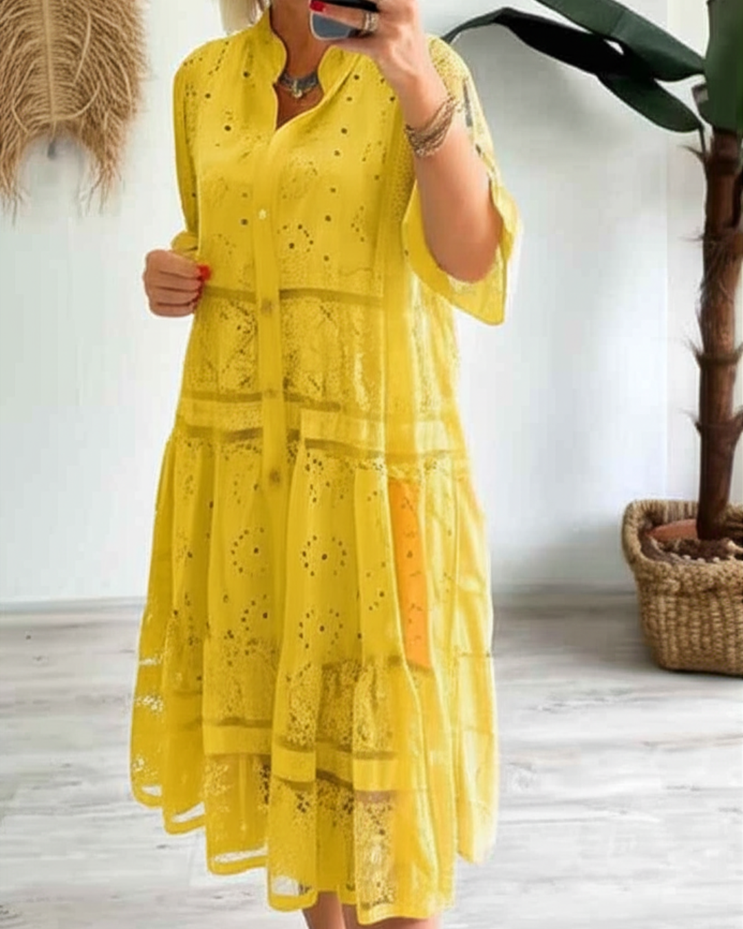Vestido de encaje con mangas y botones frontales