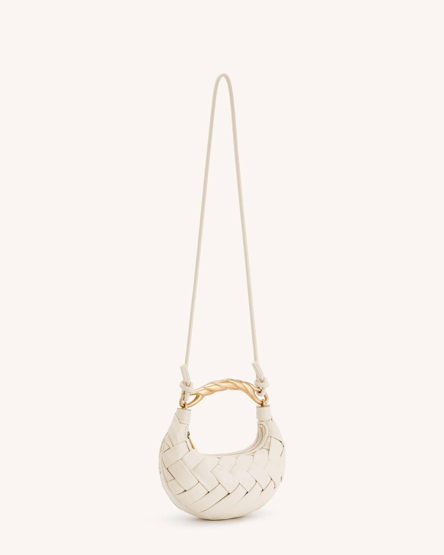Bolso Catalina-Trenzado de Mano con Correa Larga Dorada