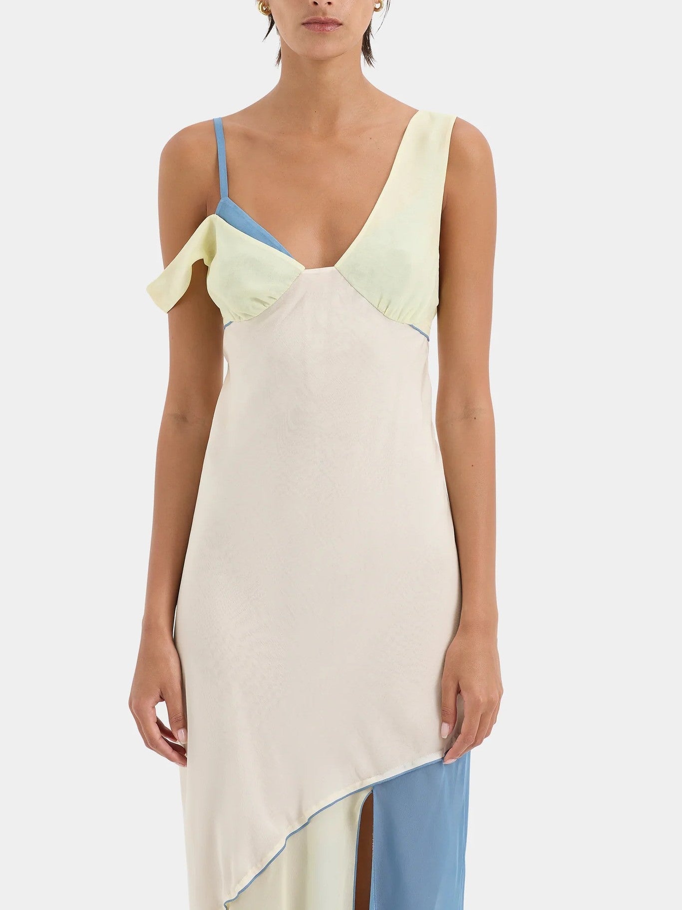 Vestido midi en chiffon colorblock, con escote asimétrico y caída envolvente