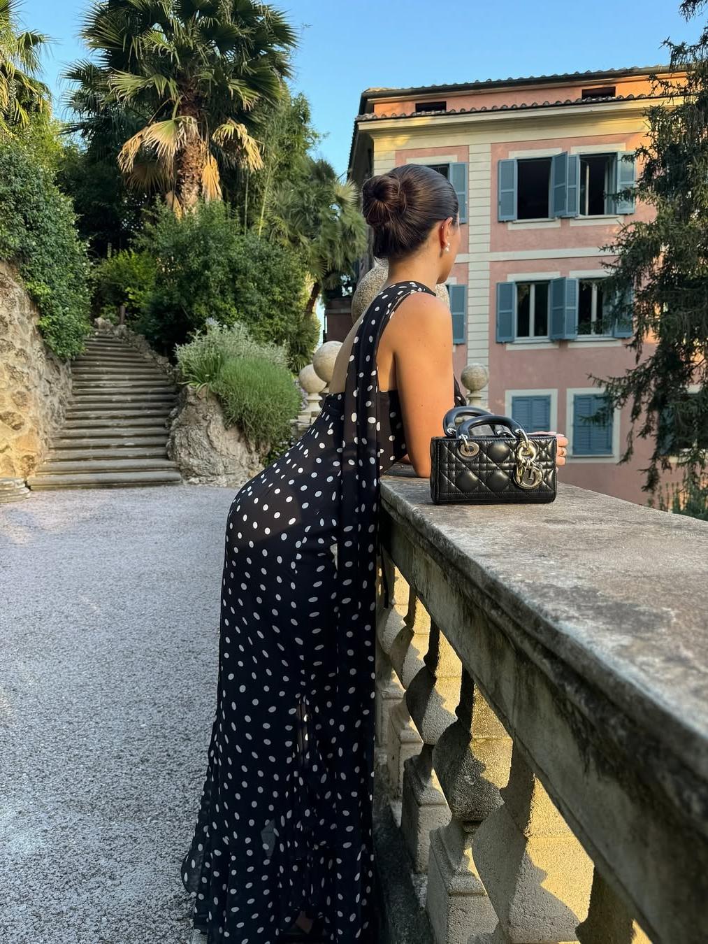Vestido maxi con volados y tiras ajustables, en chiffon liviano con estampa polka dot