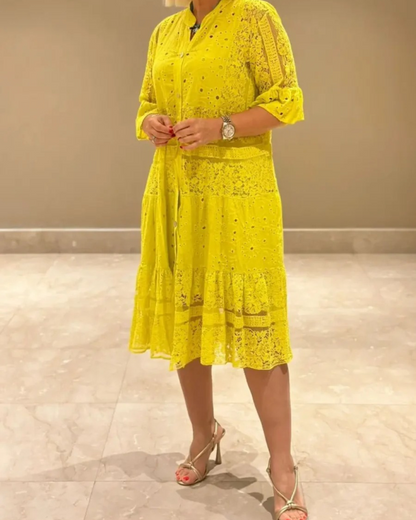 Vestido de encaje con mangas y botones frontales