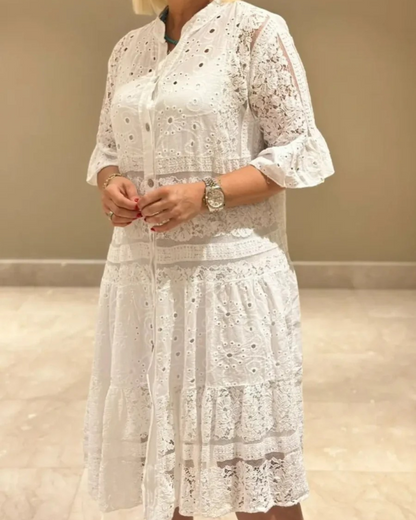 Vestido de encaje con mangas y botones frontales