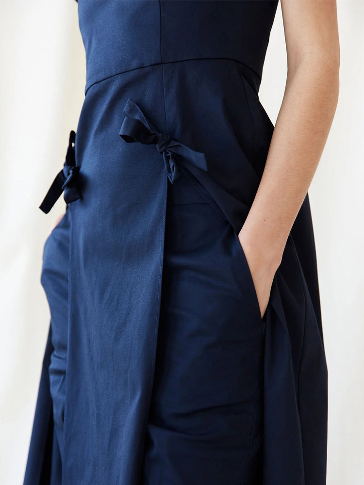 Conjunto de top con mangas con volantes azul marino y pantalón de cintura alta