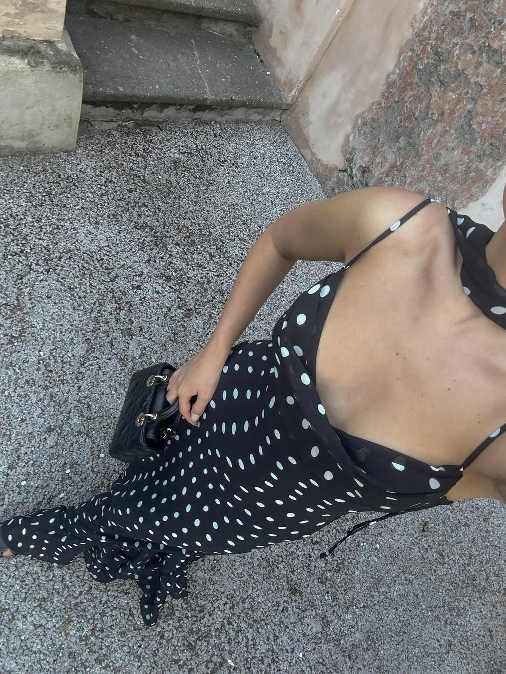 Vestido maxi con volados y tiras ajustables, en chiffon liviano con estampa polka dot