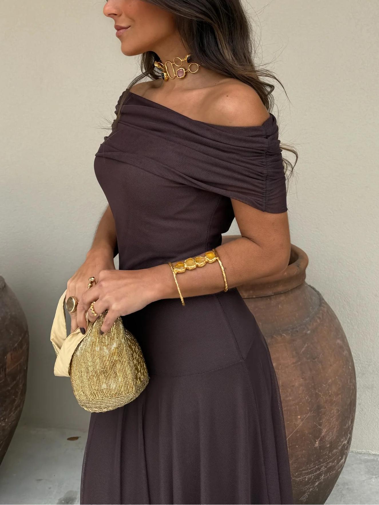 Vestido maxi off-shoulder en chiffon, con caída vaporosa y busto drapeado