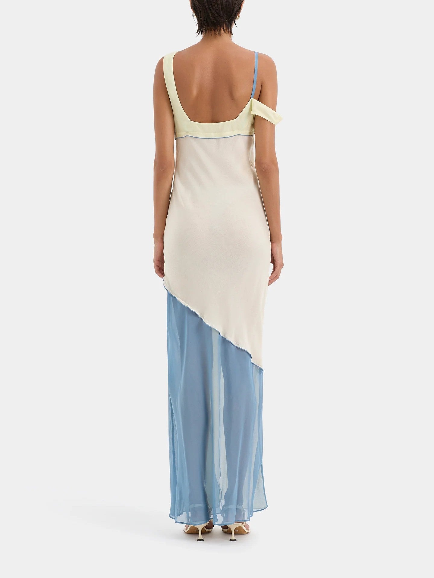 Vestido midi en chiffon colorblock, con escote asimétrico y caída envolvente