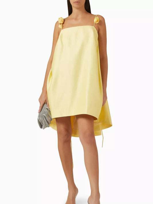 Vestido mini high-low con escote recto y tirantes 3D trail