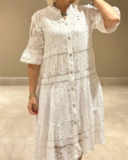 Vestido de encaje con mangas y botones frontales