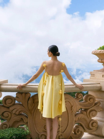 Vestido mini high-low con escote recto y tirantes 3D trail