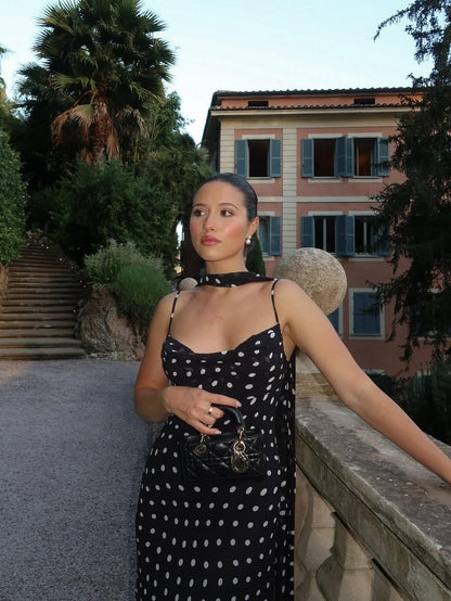 Vestido maxi con volados y tiras ajustables, en chiffon liviano con estampa polka dot