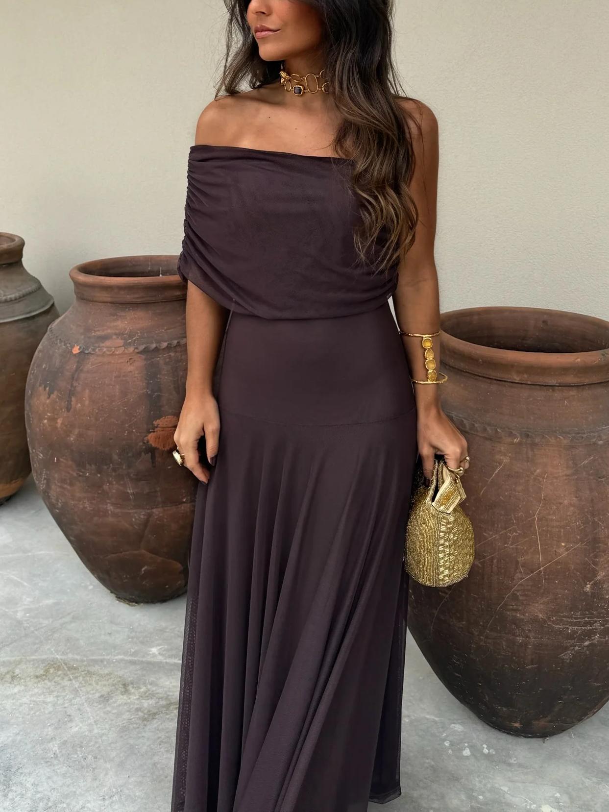 Vestido maxi off-shoulder en chiffon, con caída vaporosa y busto drapeado