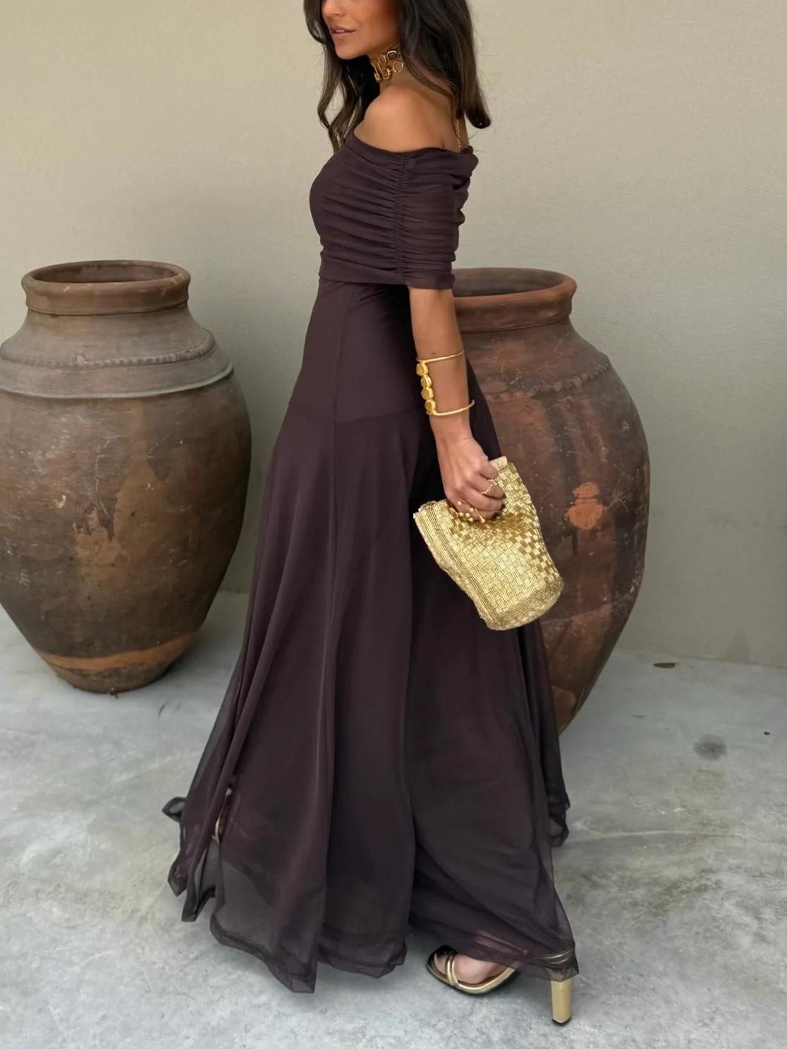 Vestido maxi off-shoulder en chiffon, con caída vaporosa y busto drapeado
